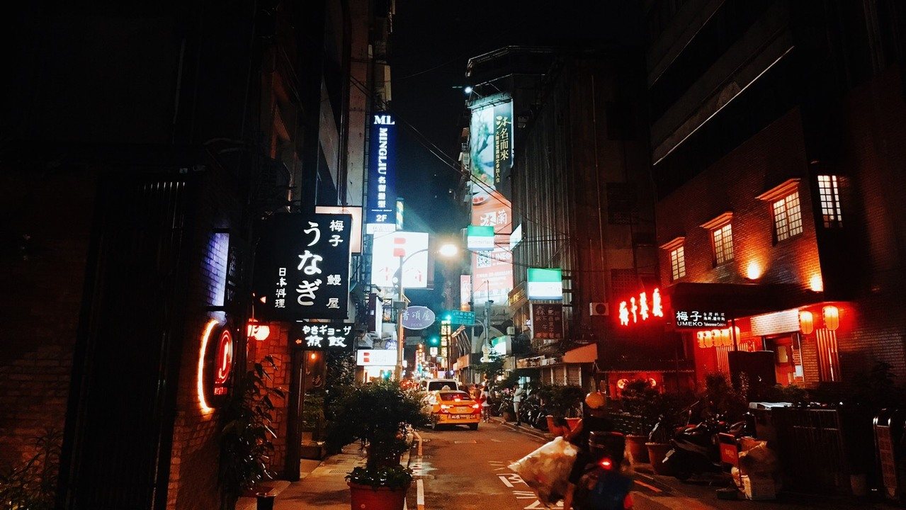 林森北夜間娛樂街景與霓虹氛圍